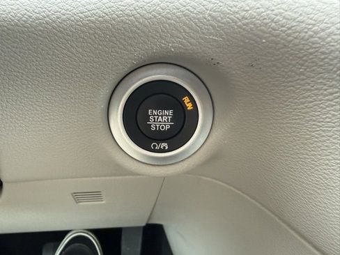 Certified 2024 Chrysler Pacifica Touring-L image 34