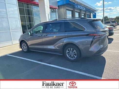 Used 2024 Toyota Sienna XLE AWD/4WD image 13