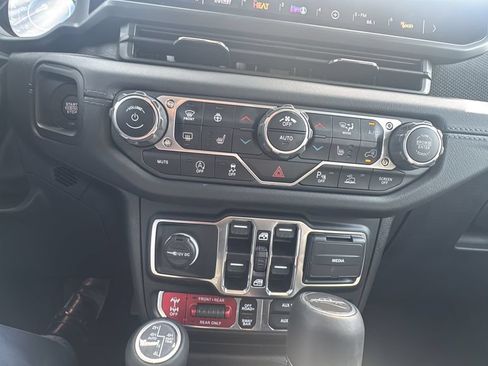 Used 2024 Jeep Gladiator Rubicon AWD/4WD image 15