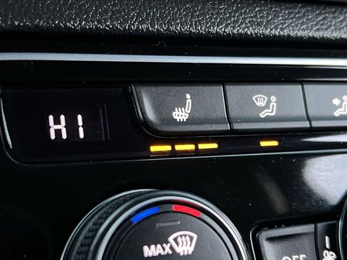 Used 2022 Volkswagen Atlas Cross Sport SE image 33