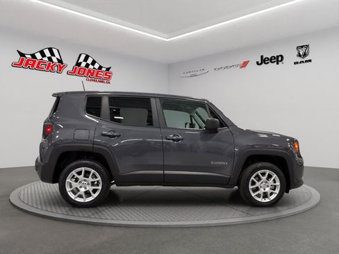 Used 2023 Jeep Renegade Latitude AWD/4WD image 9