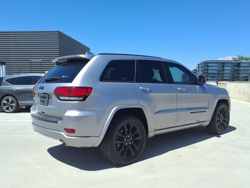 Used 2018 Jeep Grand Cherokee Altitude RWD image 6