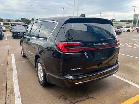 Used 2025 Chrysler Pacifica Select FWD image 5