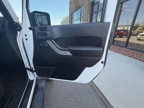 Used 2015 Jeep Wrangler Rubicon w/ Power Convenience Group AWD/4WD image 16