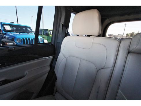 Used 2023 Jeep Grand Cherokee Limited w/ Luxury Tech Group II image 14