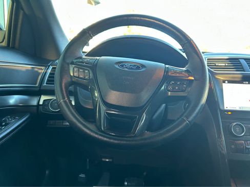 Used 2018 Ford Explorer XLT w/ Equipment Group 202A image 9
