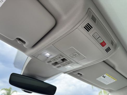 Certified 2023 Volkswagen Tiguan SE FWD image 28