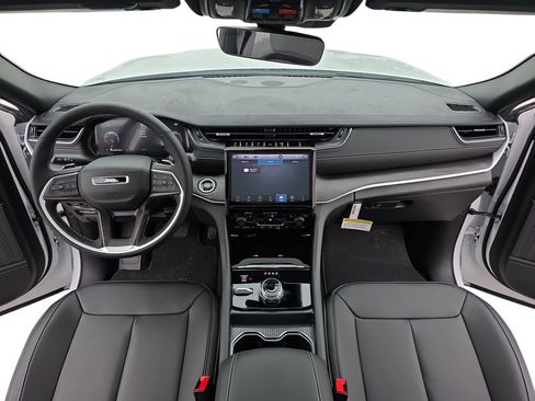 New 2025 Jeep Grand Cherokee Limited image 9