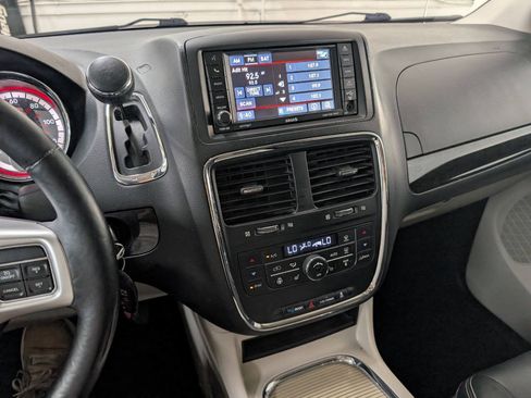 Used 2017 Dodge Grand Caravan Crew FWD image 8