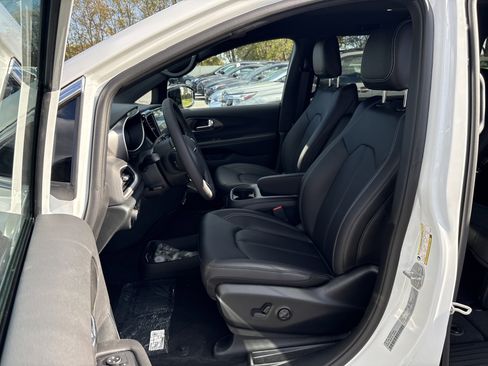 New 2026 Chrysler Voyager LX image 13