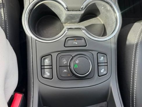 Used 2022 GMC Terrain SLT w/ Infotainment Package II FWD image 14