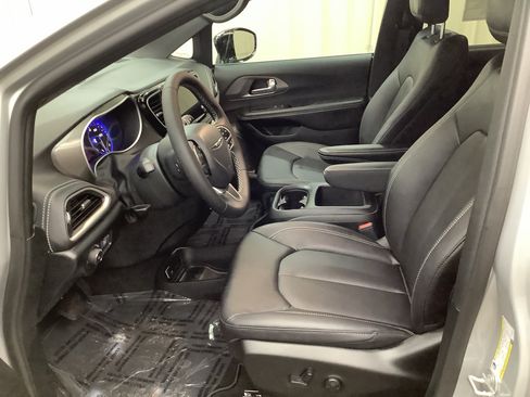 New 2026 Chrysler Pacifica Select FWD image 14
