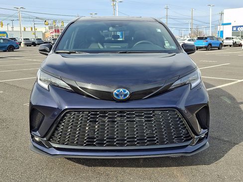Used 2025 Toyota Sienna XSE image 2