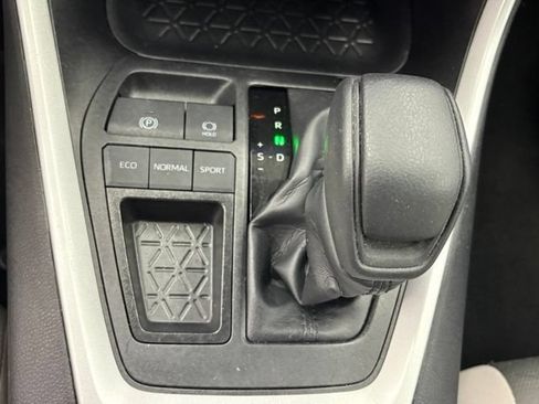 Used 2025 Toyota RAV4 XLE FWD image 32