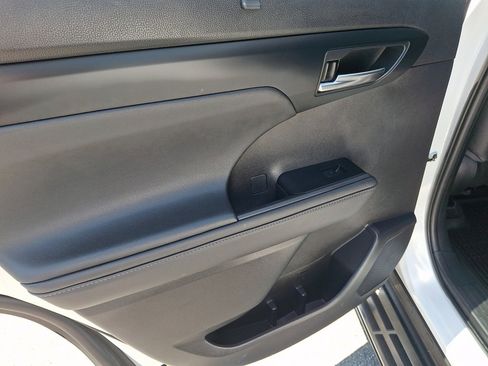 Used 2022 Toyota Highlander XLE AWD/4WD image 23