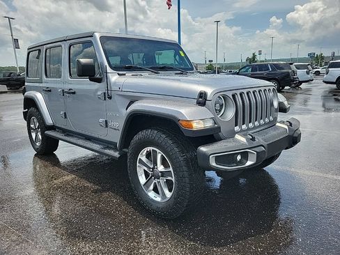 Used 2018 Jeep Wrangler Unlimited Sahara AWD/4WD image 3