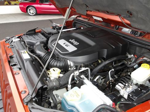 Used 2014 Jeep Wrangler Unlimited Sahara w/ Mopar Chrome Edition Group image 22