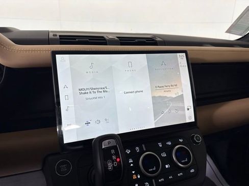 New 2026 Land Rover Defender 110 X-Dynamic SE image 32