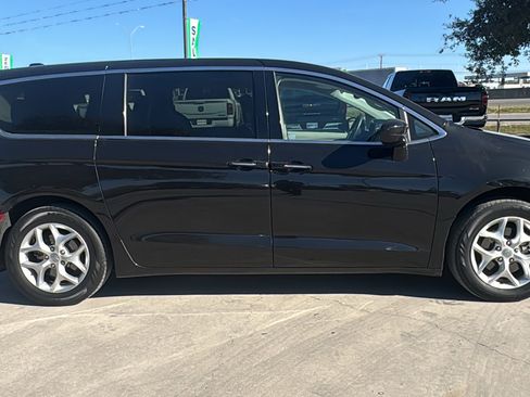 Certified 2020 Chrysler Pacifica Touring w/ Tire & Wheel Group image 4