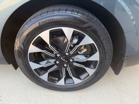 Used 2024 Kia Carnival EX FWD image 22
