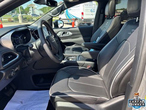 Used 2025 Chrysler Pacifica Limited AWD/4WD image 49
