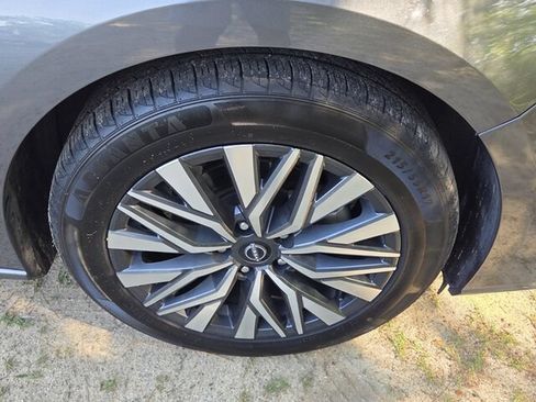 Used 2024 Nissan Altima 2.5 SV FWD image 17