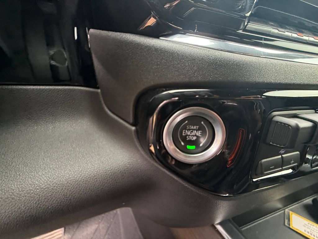 Used 2024 Chevrolet Silverado 1500 High Country w/ High Country Premium Package AWD/4WD image 32