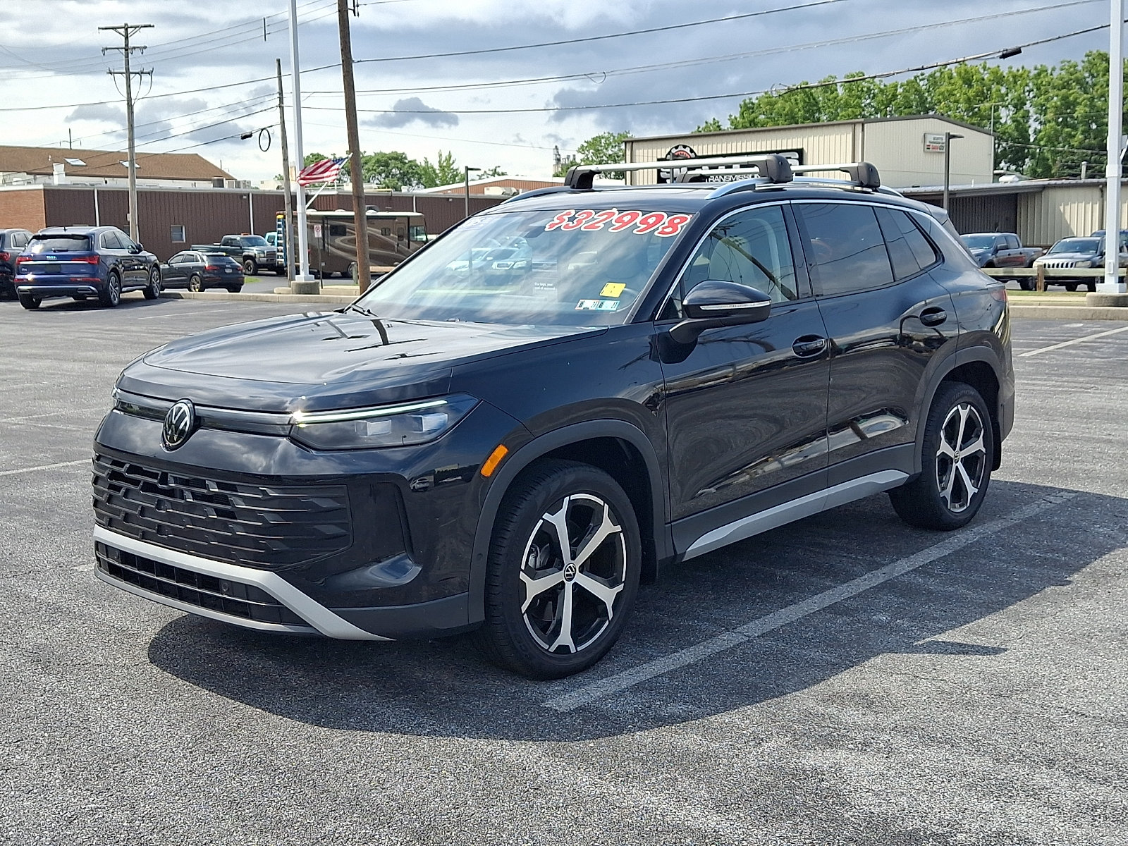 Used 2025 Volkswagen Tiguan SE AWD/4WD image 4
