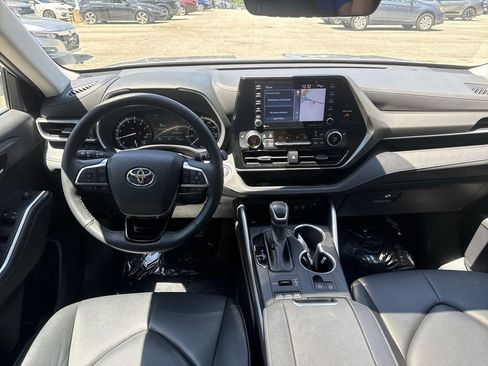 Used 2021 Toyota Highlander XLE AWD/4WD image 23