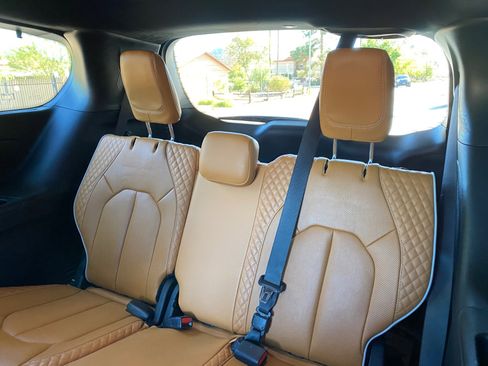 Used 2023 Chrysler Pacifica Pinnacle image 35