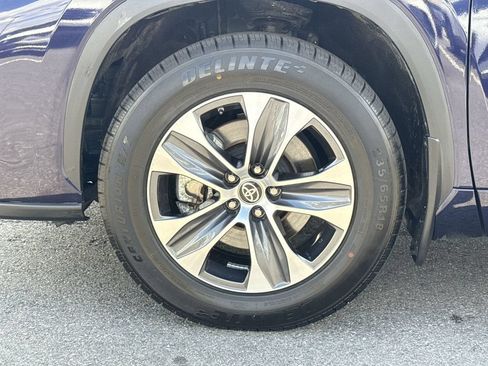 Used 2023 Toyota Highlander XLE AWD/4WD image 12