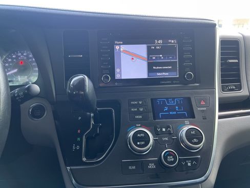 Used 2018 Toyota Sienna XLE image 29