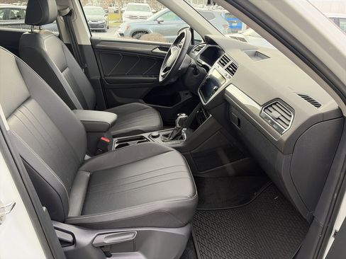 Used 2024 Volkswagen Tiguan SE w/ Panoramic Sunroof Package image 32
