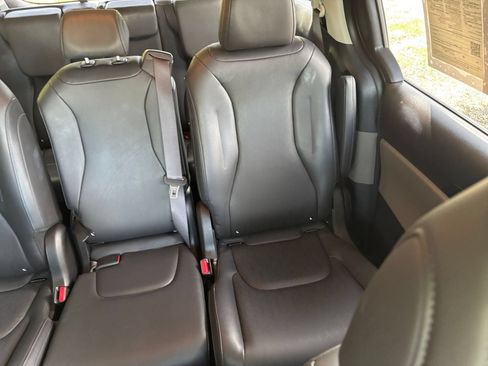 Used 2026 Kia Carnival FWD image 40