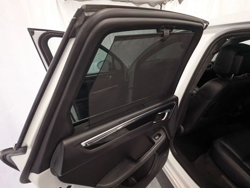 Used 2015 Porsche Macan Turbo image 16