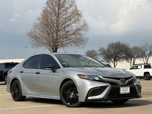 Used 2022 Toyota Camry SE image 2