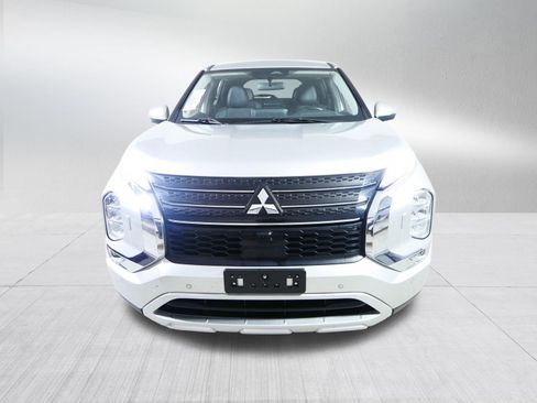 Used 2024 Mitsubishi Outlander SE image 2