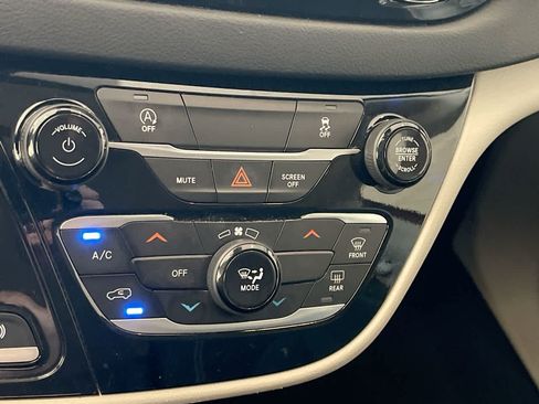 Used 2023 Chrysler Voyager LX FWD image 18