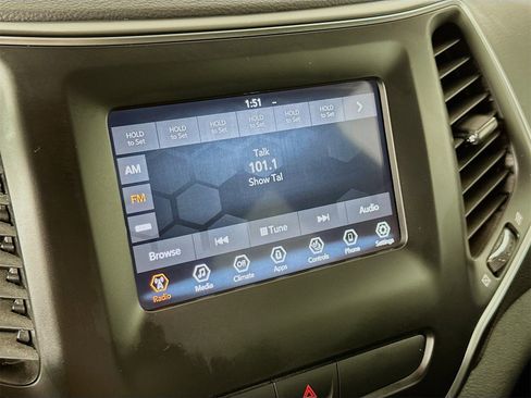 Used 2019 Jeep Cherokee Latitude Plus w/ Comfort/Convenience Group image 14