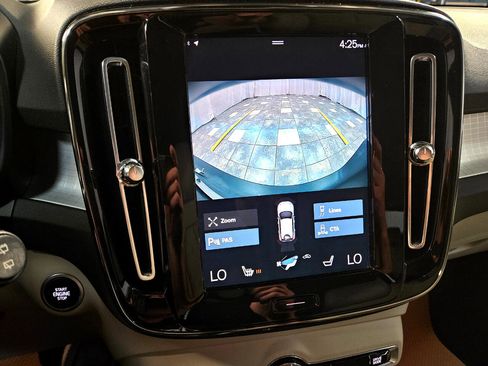 Used 2022 Volvo XC40 T5 Momentum image 23