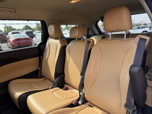 Used 2022 Kia Carnival EX FWD image 18