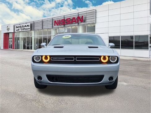 Used 2023 Dodge Challenger SXT image 2