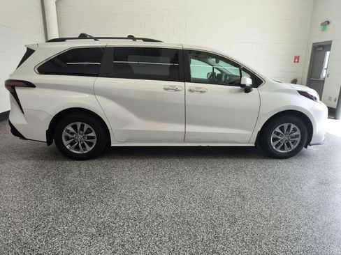 Used 2024 Toyota Sienna XLE FWD image 6