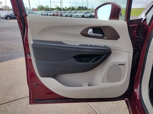Used 2018 Chrysler Pacifica Touring-L Plus FWD image 22