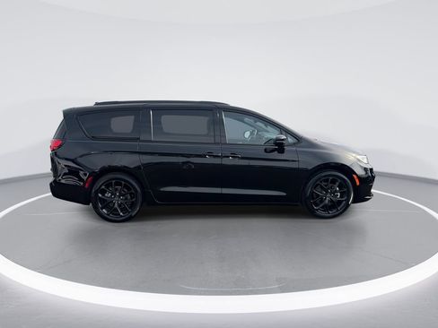 Used 2024 Chrysler Pacifica Touring-L w/ S Appearance Package image 9