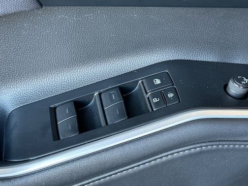 Used 2022 Toyota Highlander LE AWD/4WD image 13
