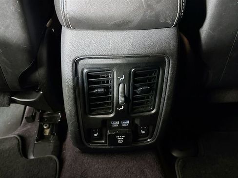 Used 2017 Jeep Grand Cherokee Limited image 30