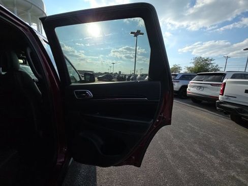 Used 2019 Jeep Grand Cherokee Limited AWD/4WD image 15