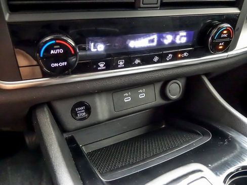 Used 2024 Nissan Rogue SV image 20