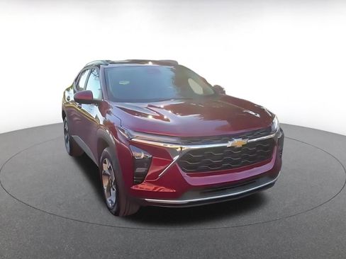 Used 2025 Chevrolet Trax LT w/ LT Convenience Package image 3